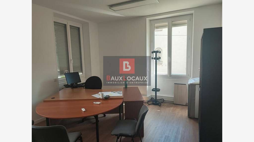 Loue bureaux 141m² en en R+1 centre Salon de Pce