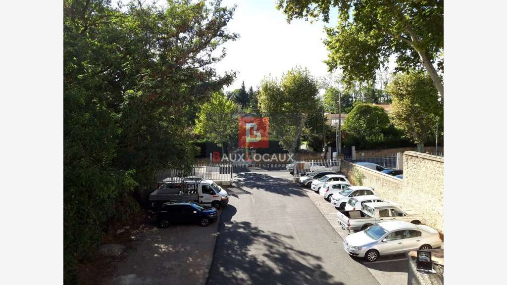 Loue bureaux 141m² en en R+1 centre Salon de Pce