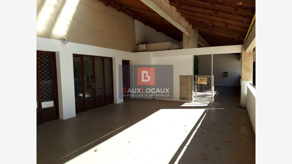 Loue bureaux 141m² en en R+1 centre Salon de Pce