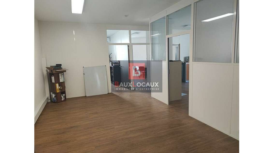 Loue bureaux 141m² en en R+1 centre Salon de Pce