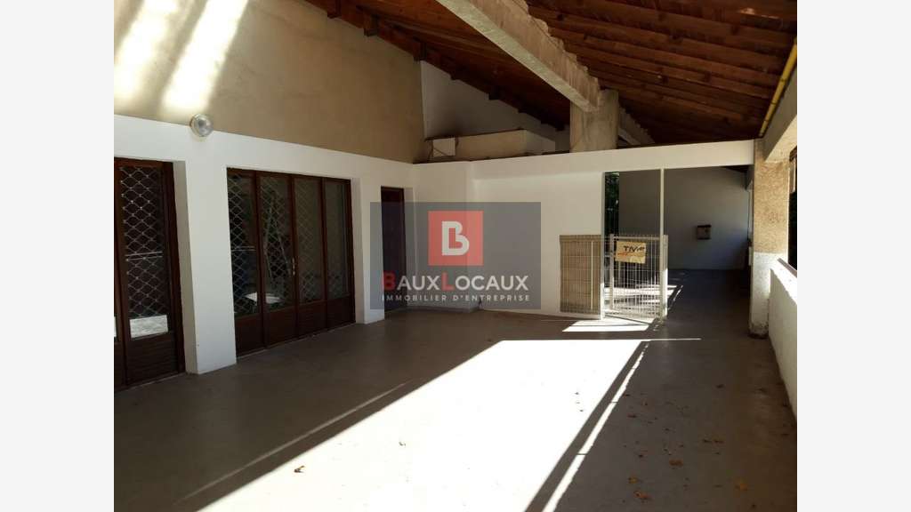 A louer bureaux de 75m² en R+1 centre Salon de Pce