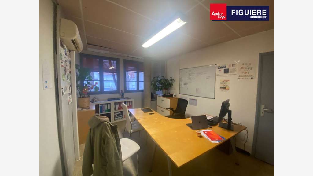 Bureaux à louer de 157m² proche gare Salon de Pce