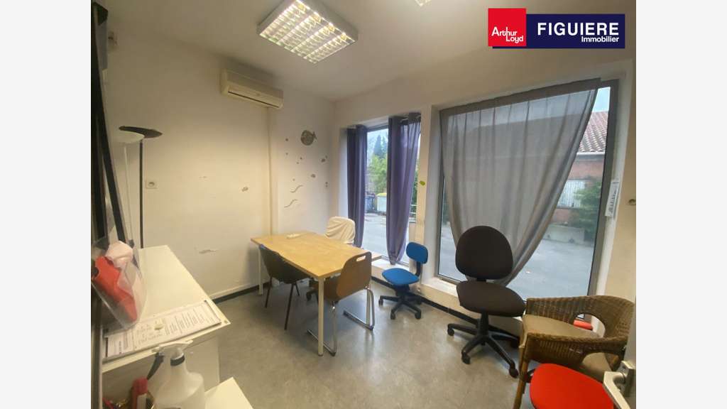 Bureaux à louer de 157m² proche gare Salon de Pce