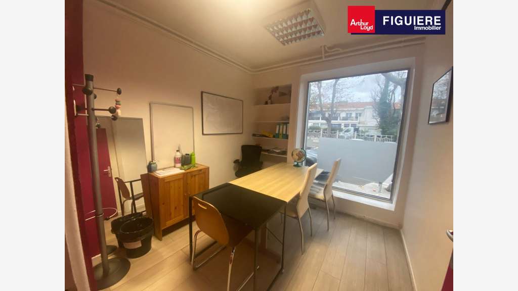 Bureaux à louer de 157m² proche gare Salon de Pce
