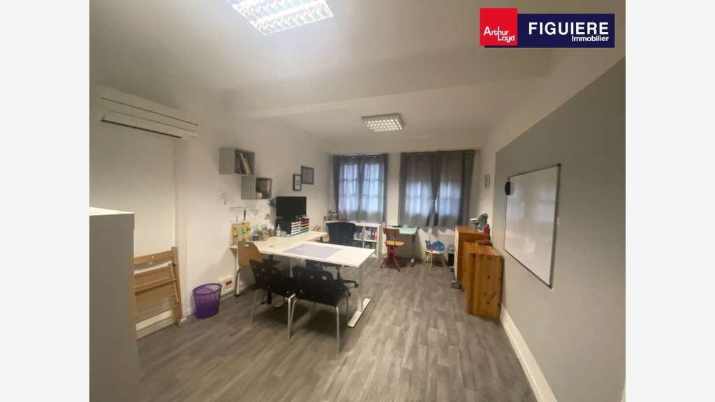 Bureaux à louer de 157m² proche gare Salon de Pce