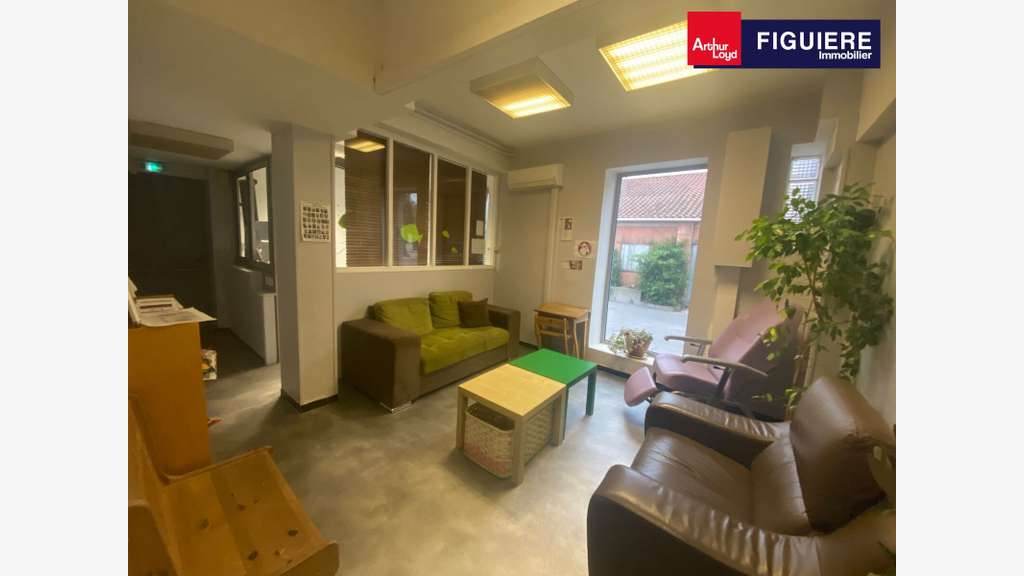 Bureaux à louer de 157m² proche gare Salon de Pce