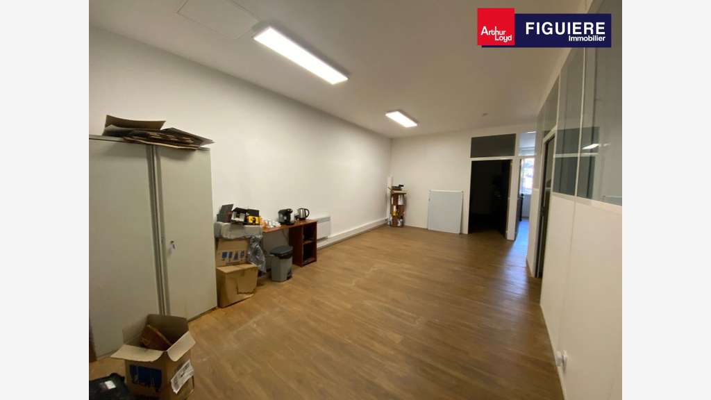 Bureaux 221m² non PMR à louer avec parking à Salon