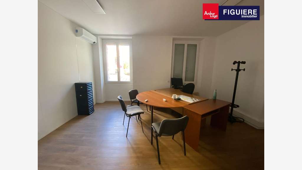 Bureaux 221m² non PMR à louer avec parking à Salon