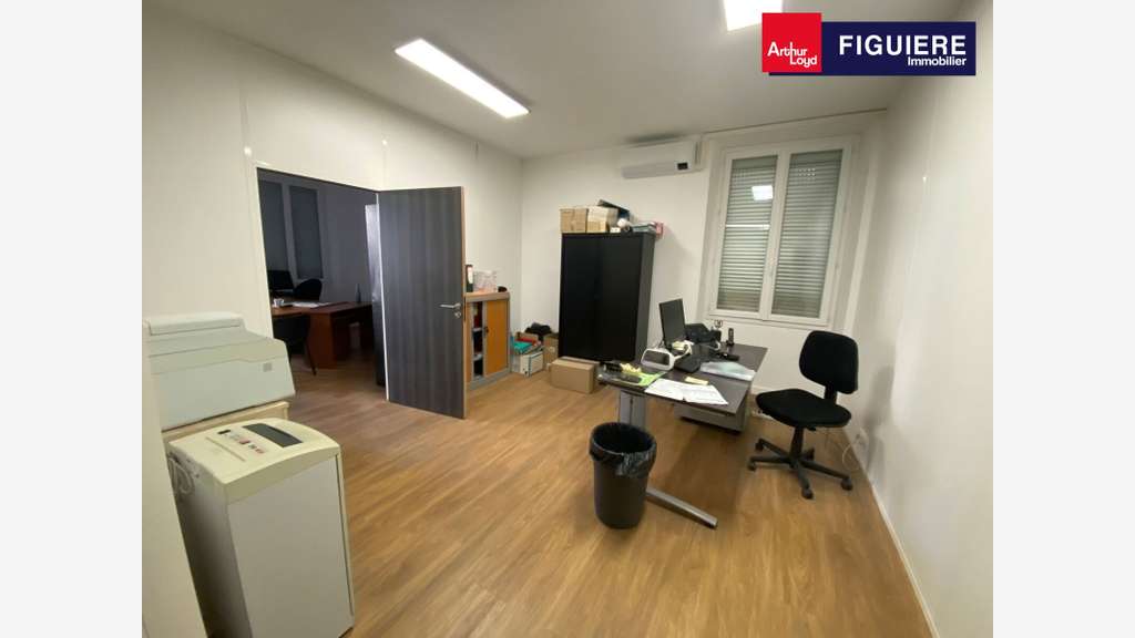 Bureaux 221m² non PMR à louer avec parking à Salon