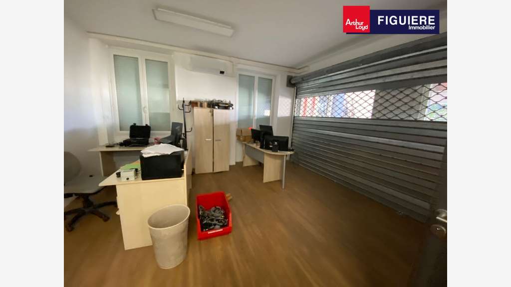Bureaux 221m² non PMR à louer avec parking à Salon