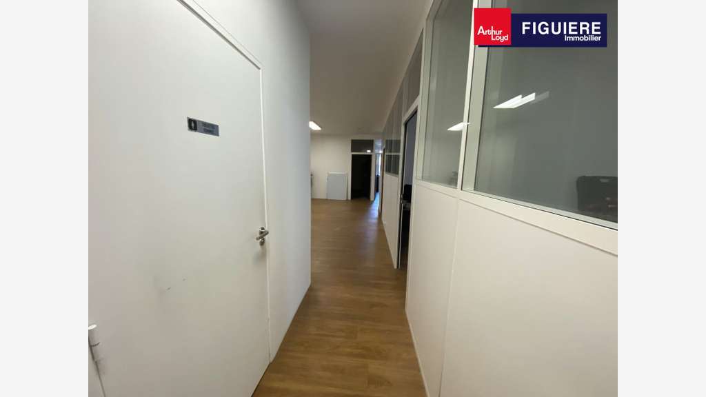 Bureaux 221m² non PMR à louer avec parking à Salon