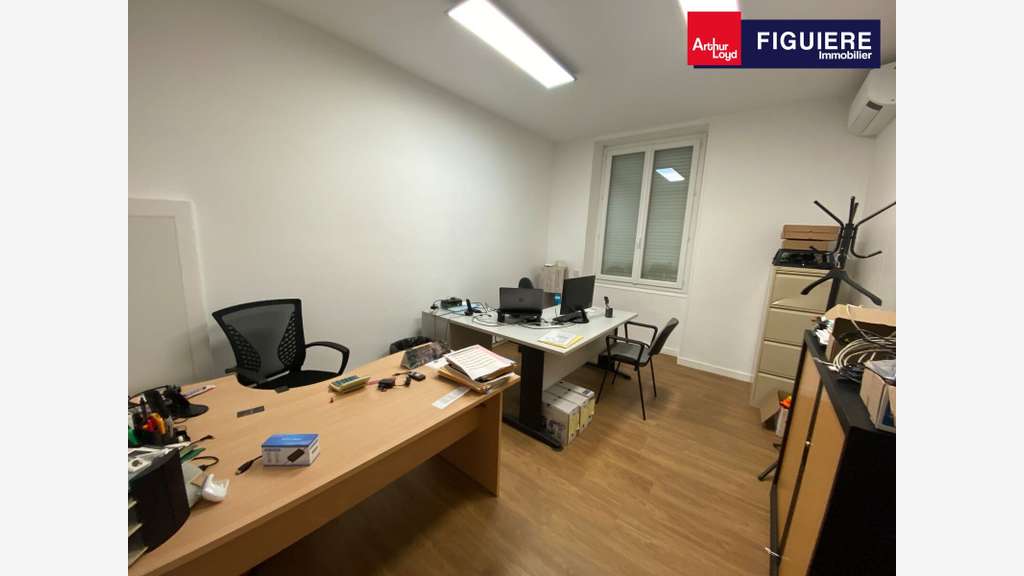 Bureaux 221m² non PMR à louer avec parking à Salon