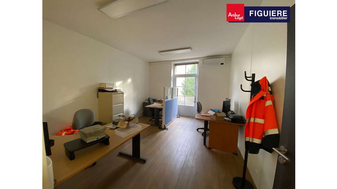 Bureaux 221m² non PMR à louer avec parking à Salon