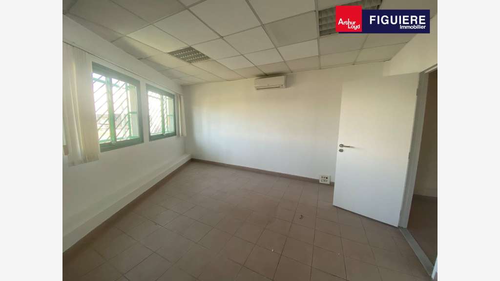 70m² de bureaux à louer en RDC à Salon La Gandonne