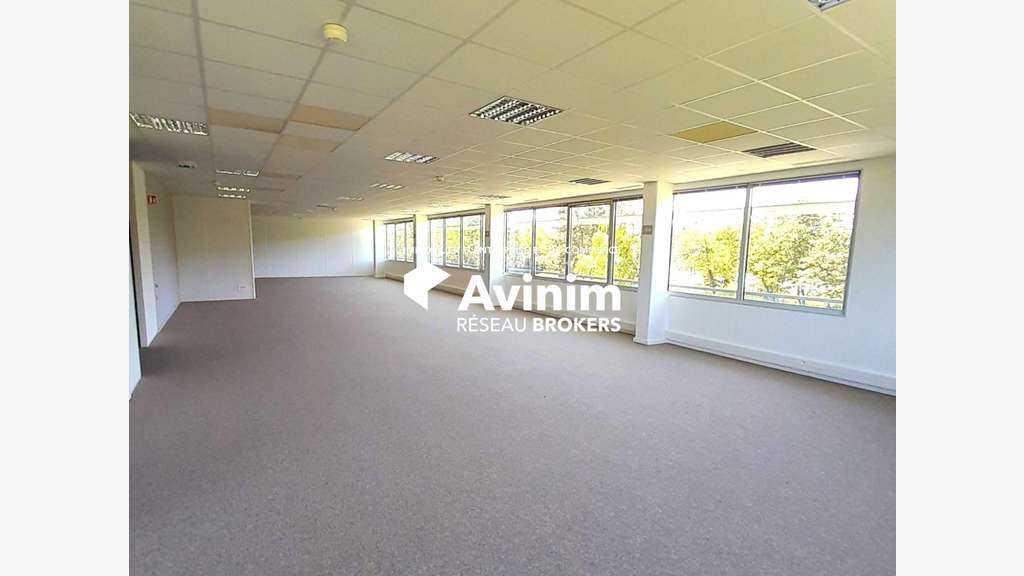 Beau plateau de bureau 280m² à louer à Saran