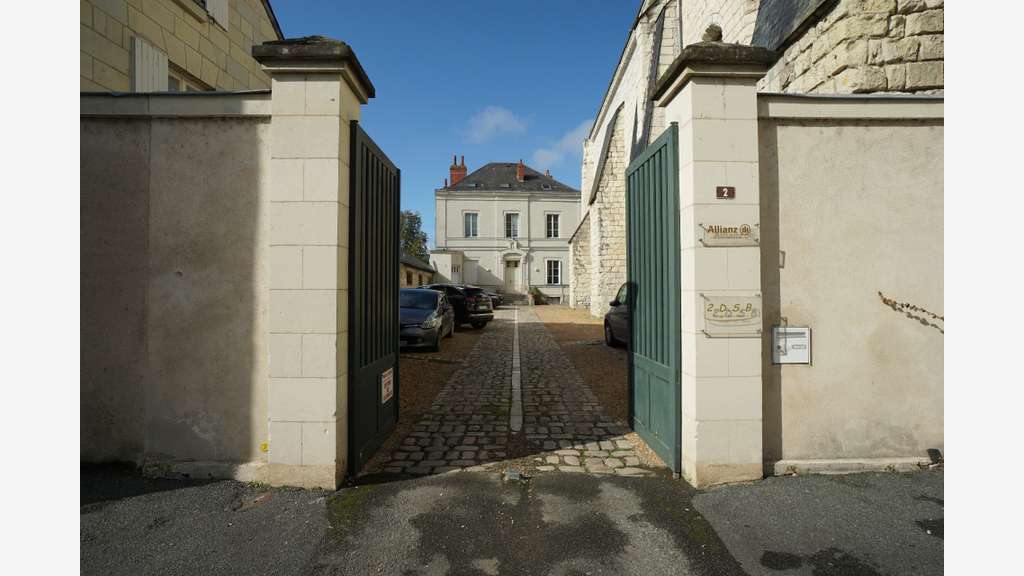 à louer un bureau avec une place de parking