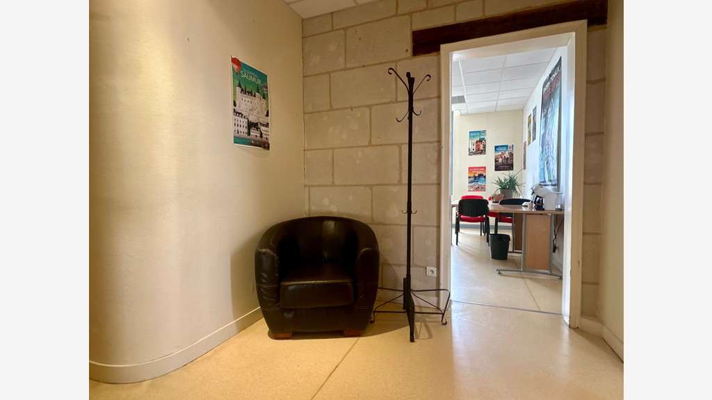 à louer un bureau avec une place de parking