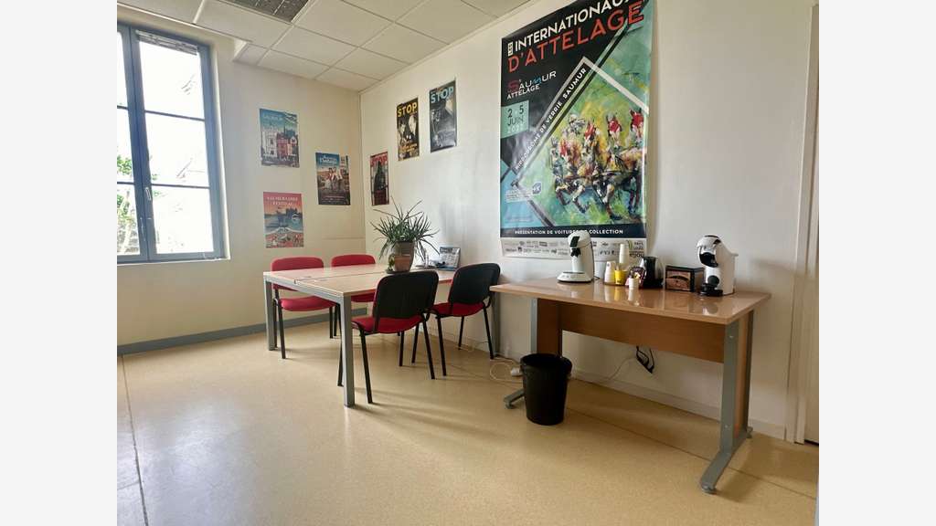 à louer un bureau avec une place de parking