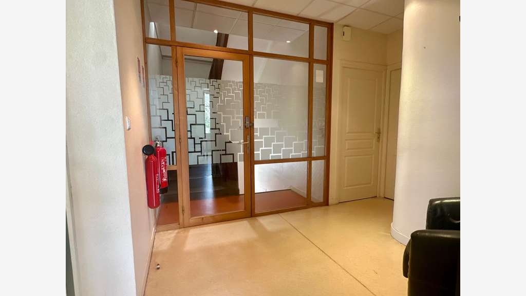 à louer un bureau avec une place de parking
