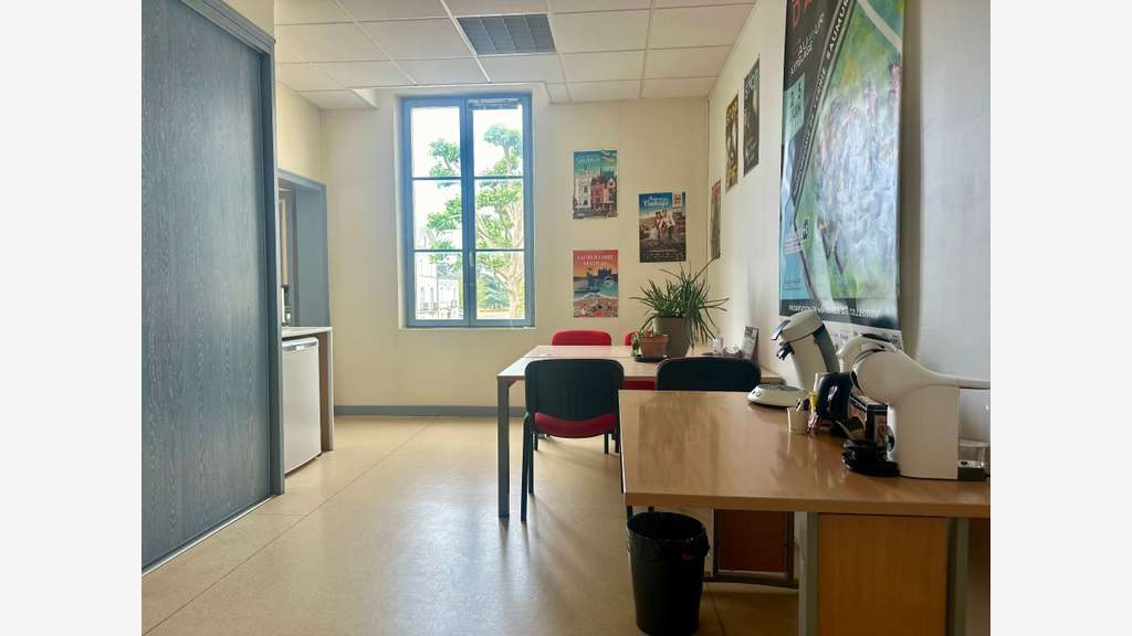 à louer un bureau avec une place de parking
