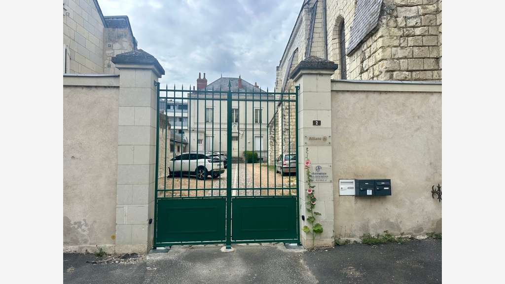 à louer un bureau avec une place de parking