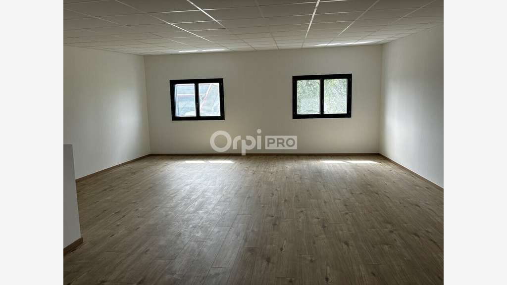 Location local mixte lumineux 113,75m² à Sauvagnon