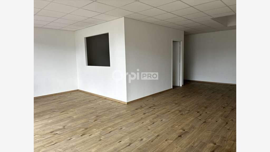 Location local mixte lumineux 113,75m² à Sauvagnon