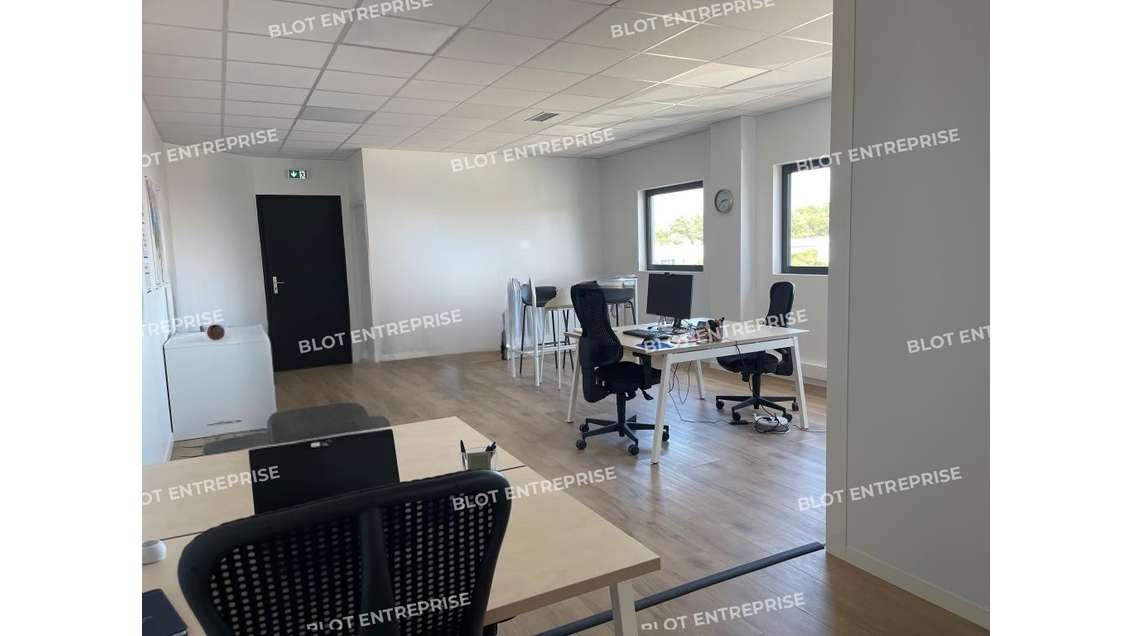A louer plateau de bureaux rénovés 80m² R+1 Séné 
