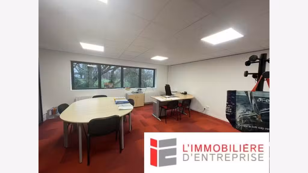 A louer bureaux de 195m² + parkings à Vannes Est