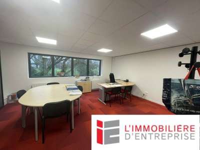 A louer bureaux de 195m² + parkings à Vannes Est