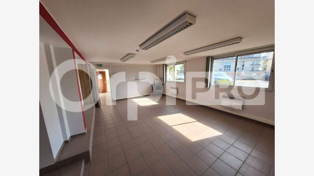 A louer local de bureaux 336m² R+1 à Senlis