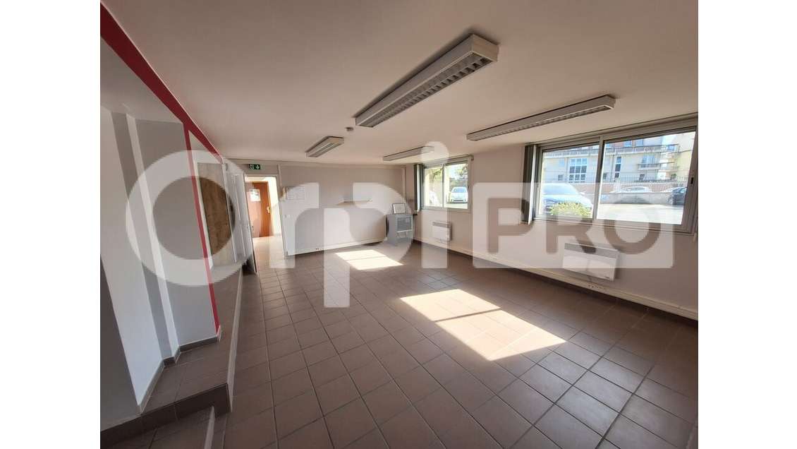 A louer local de bureaux 336m² R+1 à Senlis 