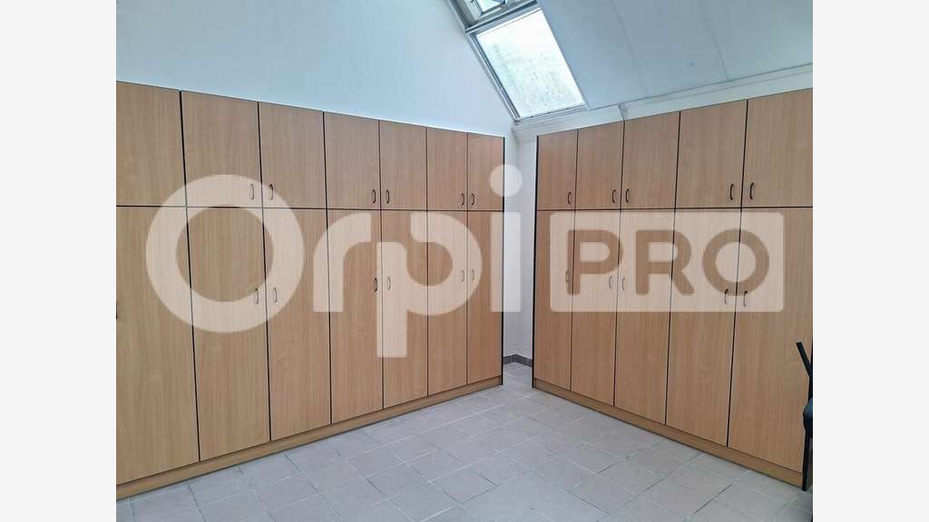 A louer local de bureaux 336m² R+1 à Senlis