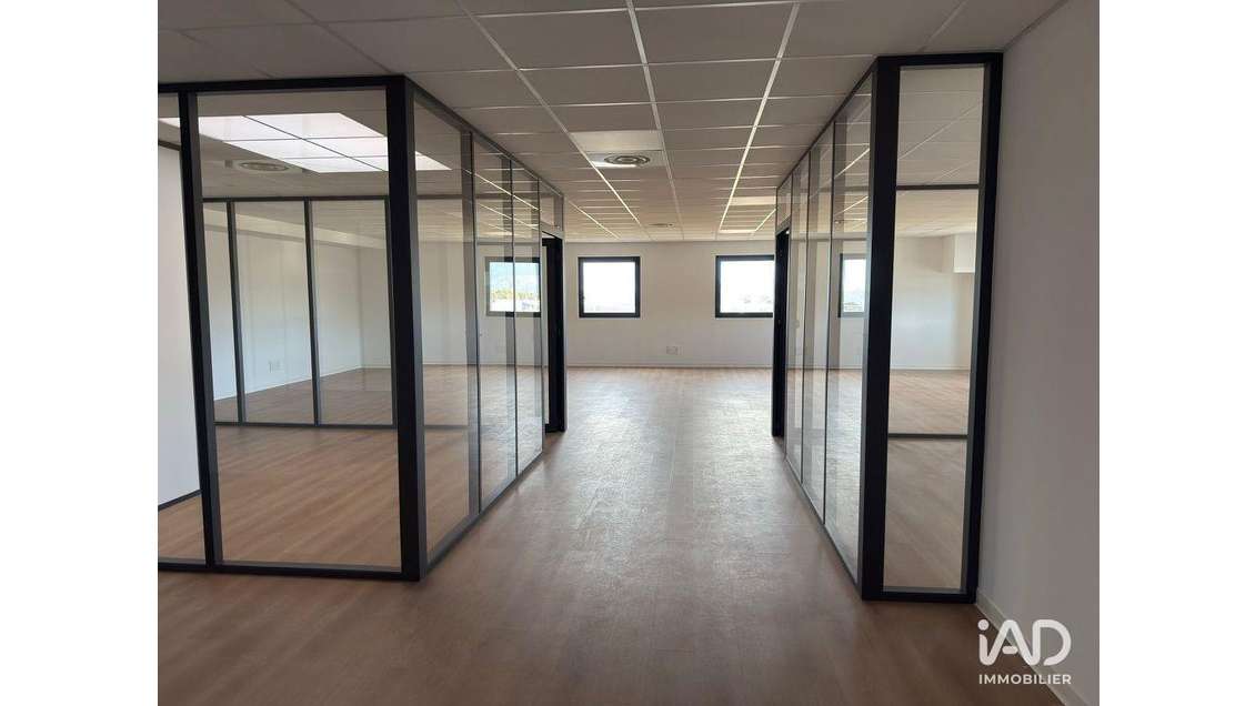 A louer bureaux neufs 155m² à Signes
