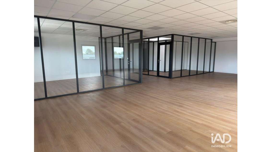 A louer bureaux neufs de 155m² à Signes