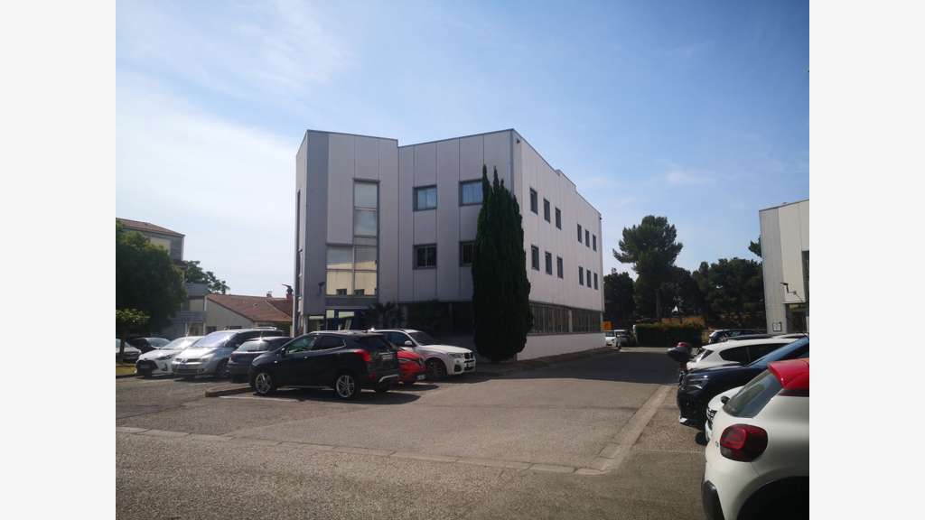 A louer local 200m² avec parkings à Six-Fours