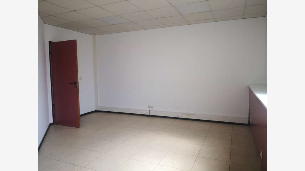 A louer local 200m² avec parkings à Six-Fours