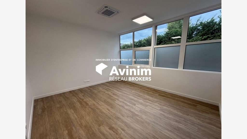 Local professionnel 15m² neuf et calme à Soisy