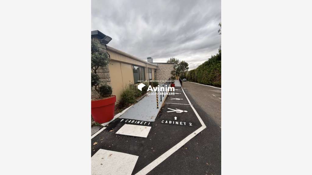 Local professionnel 15m² neuf et calme à Soisy