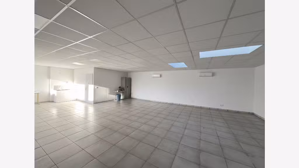 A louer bureaux 234m² ZA Plantades à Solliès-Pont