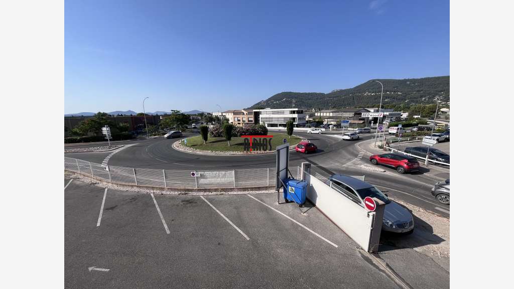 Loue bureaux de 104m² à Solliès Pont axe passant