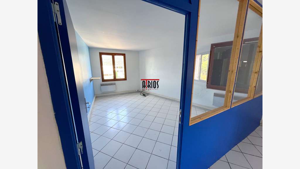 Loue bureaux de 104m² à Solliès Pont axe passant