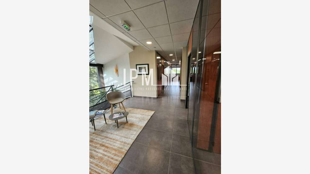 A louer local 525m² belle visibilité Solliès-Pont