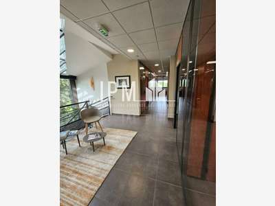 A louer local 525m² belle visibilité Solliès-Pont