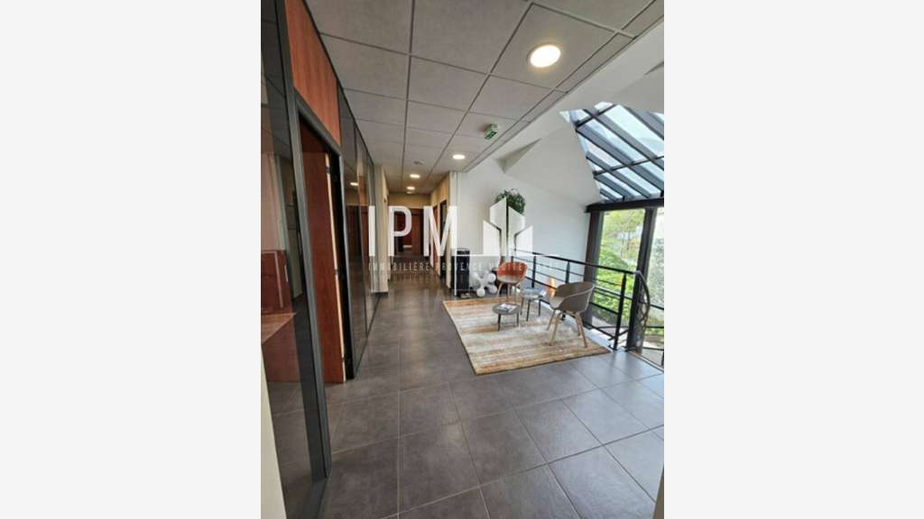 A louer local 525m² belle visibilité Solliès-Pont