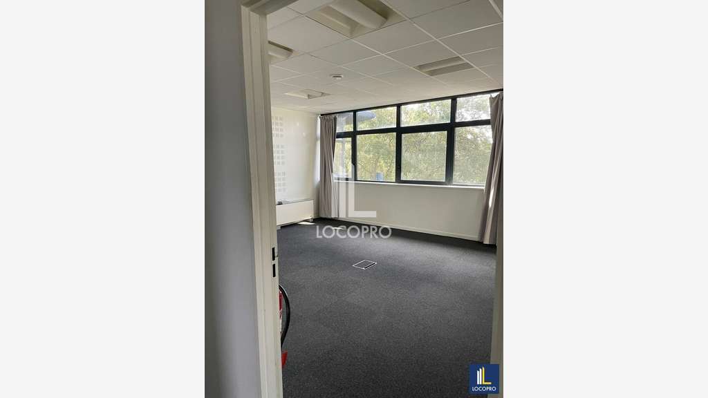 Loue bureaux de 774m² en R+2 à Sophia-Antipolis