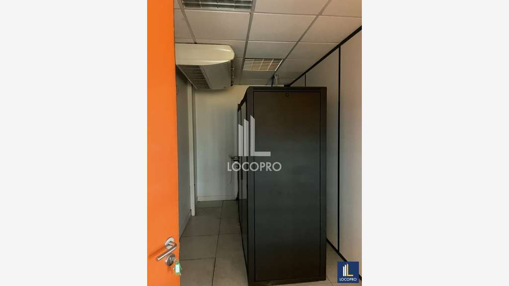 Loue bureaux de 774m² en R+2 à Sophia-Antipolis