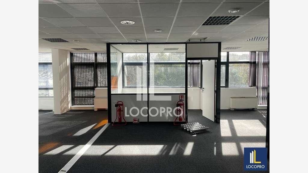 Loue bureaux de 774m² en R+2 à Sophia-Antipolis