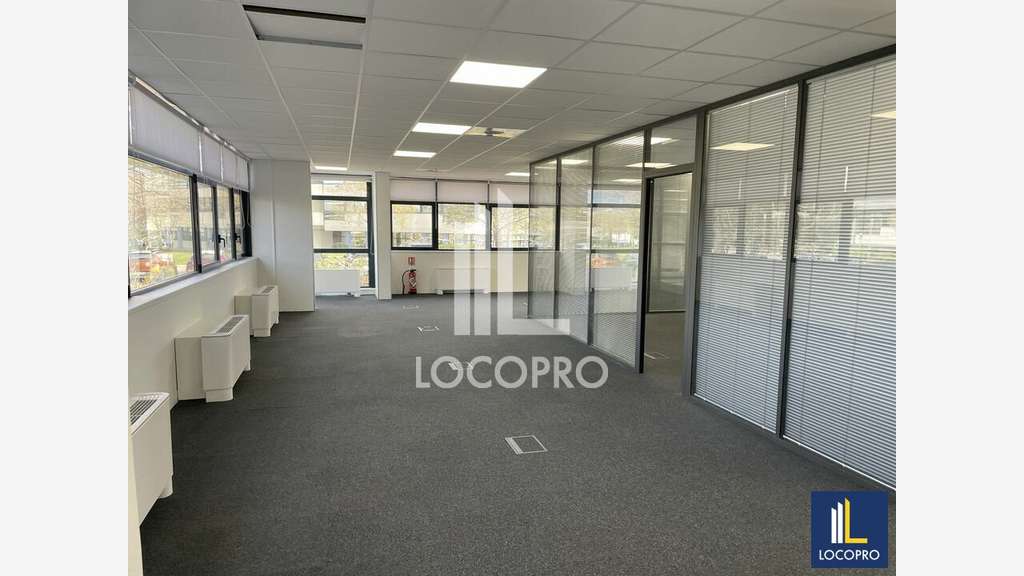Loue bureaux de 249m² en R+1 à Sophia-Antipolis