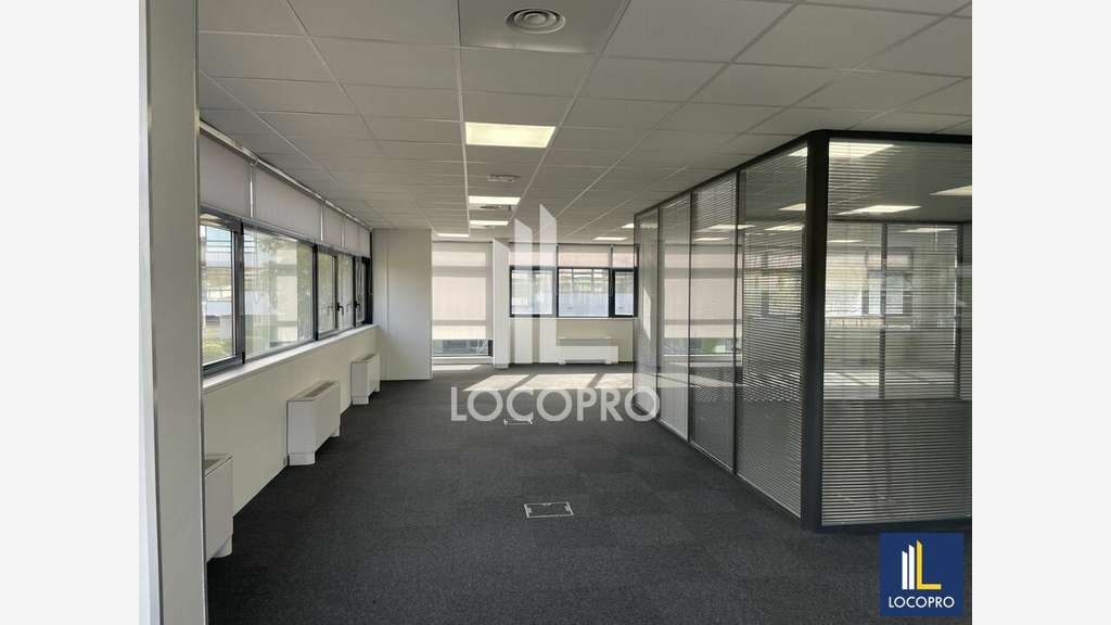 Loue bureaux de 249m² en R+1 à Sophia-Antipolis